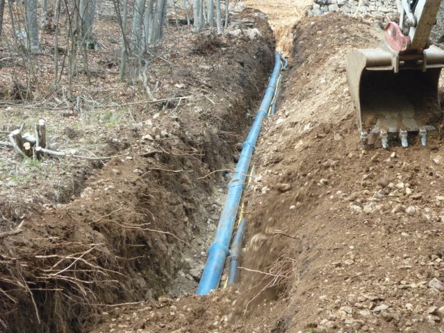 Committente: Provincia Autonoma di Trento – Centrale a Folgaria (TN)
Realizzazione di pozzetto di presa, condotta forzata in ghisa sferoidale Dn 200 giunto antisfilameto lunghezza 650 ml, manufatto interrato in cemento armato per l’alloggiamento turbina e le apparecchiature elettriche, posa turbina Pelton a 2 getto Potenza 100 Kw